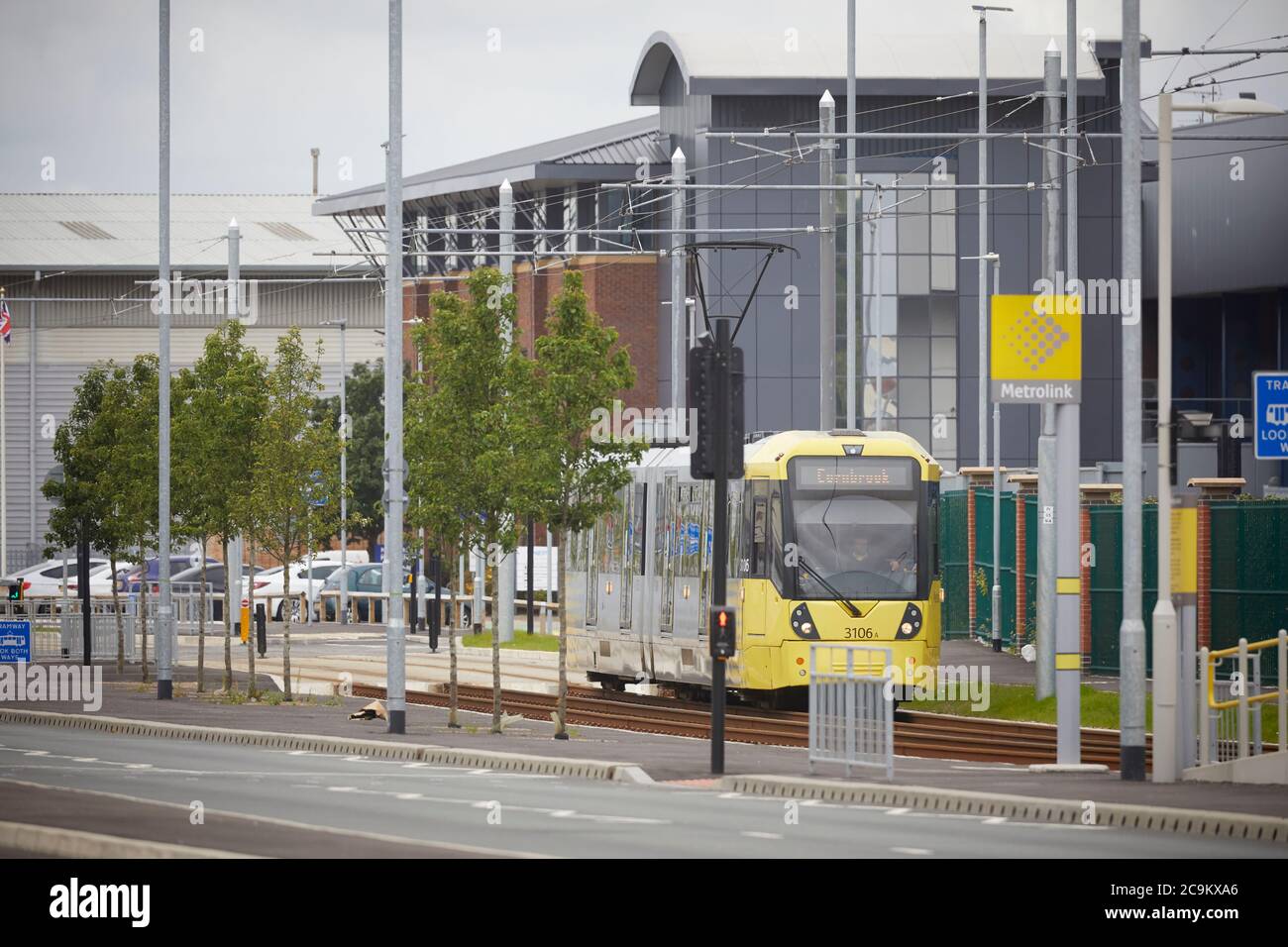 Moderne Szene eine Bombardier M5000 METROLNK Straßenbahn, die durch den Trafford Park Industriegebiet Greater Manchester arbeitet Stockfoto