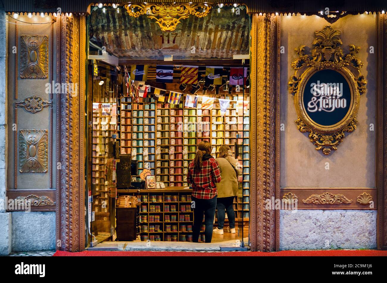 LISSABON, PORTUGAL - 2. FEBRUAR 2019: Old Silva und Feijoo Shop in Lissabon Innenstadt, portugal, sehr berühmte traditionelle portugiesische Gastronomie-Shop selli Stockfoto