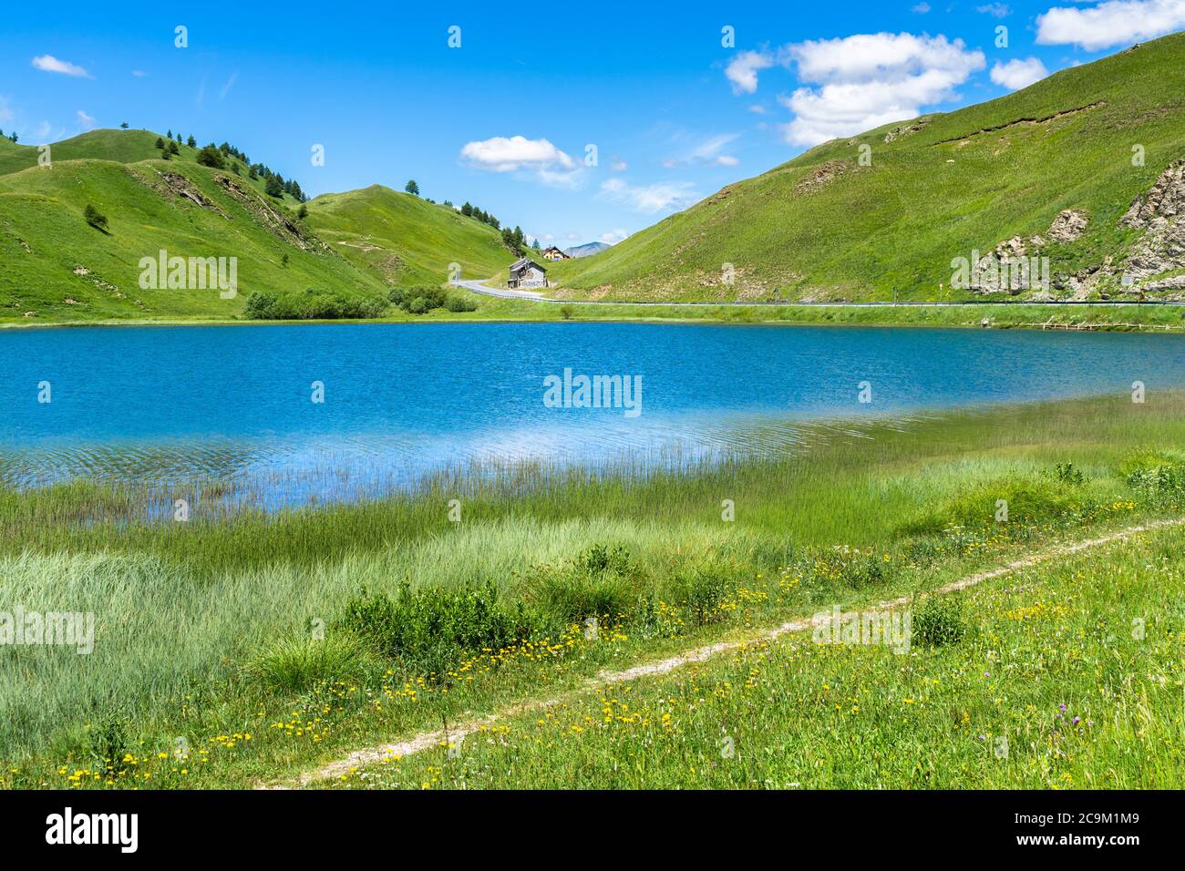 Kleiner Alpensee am Maddalena Pass (Colle della Maddalena) an der Grenze zwischen Italien und Frankreich Stockfoto