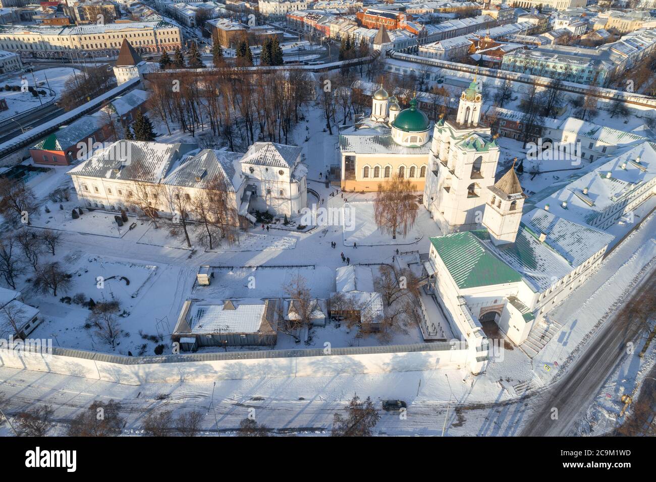 Über dem Spaso-Preobraschenski Kloster am Januartag (Luftaufnahme). Jaroslawl, Goldener Ring Russlands Stockfoto