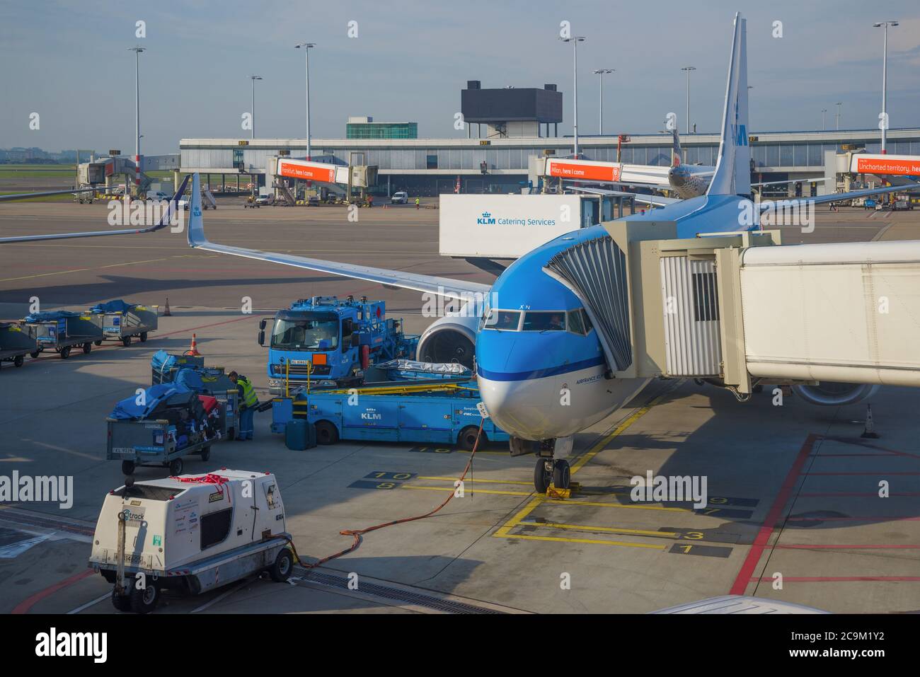 AMSTERDAM, NIEDERLANDE - 17. SEPTEMBER 2017: Die Boeing 737 von Air France-KLM bereitet sich auf den Abflug am Flughafen Schiphol an einem sonnigen Tag vor Stockfoto