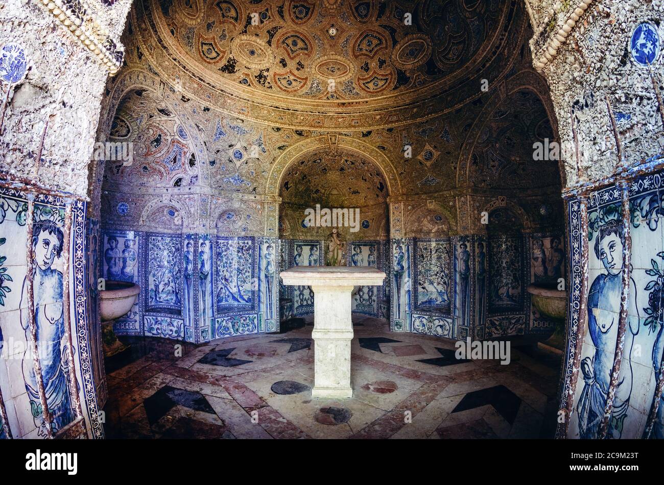 LISSABON, PORTUGAL - 6. FEBRUAR 2019: Kleine Kapelle mit bemalten Fliesen und Muscheln in den Gärten des Palastes der Marquisses de Fronteira i bedeckt Stockfoto