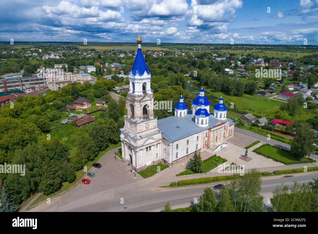 Die alte Auferstehungskathedrale im Stadtbild an einem Julitag (Luftaufnahme). Kaschin, Russland Stockfoto