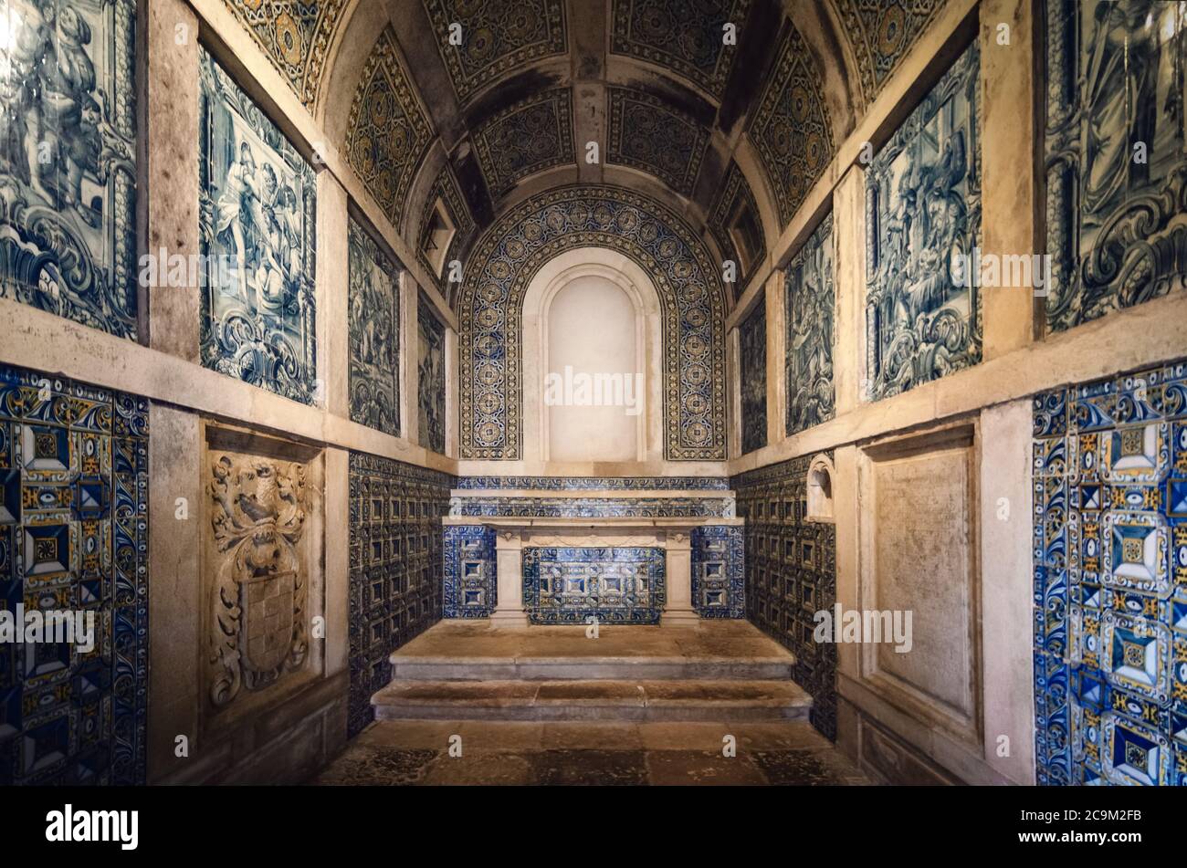 TOMAR, PORTUGAL - 31. JANUAR 2019: Kleine Kapelle mit Azulejos bedeckt, traditionelle blau bemalte Fliesen, im Kloster christi, alten templer stark Stockfoto