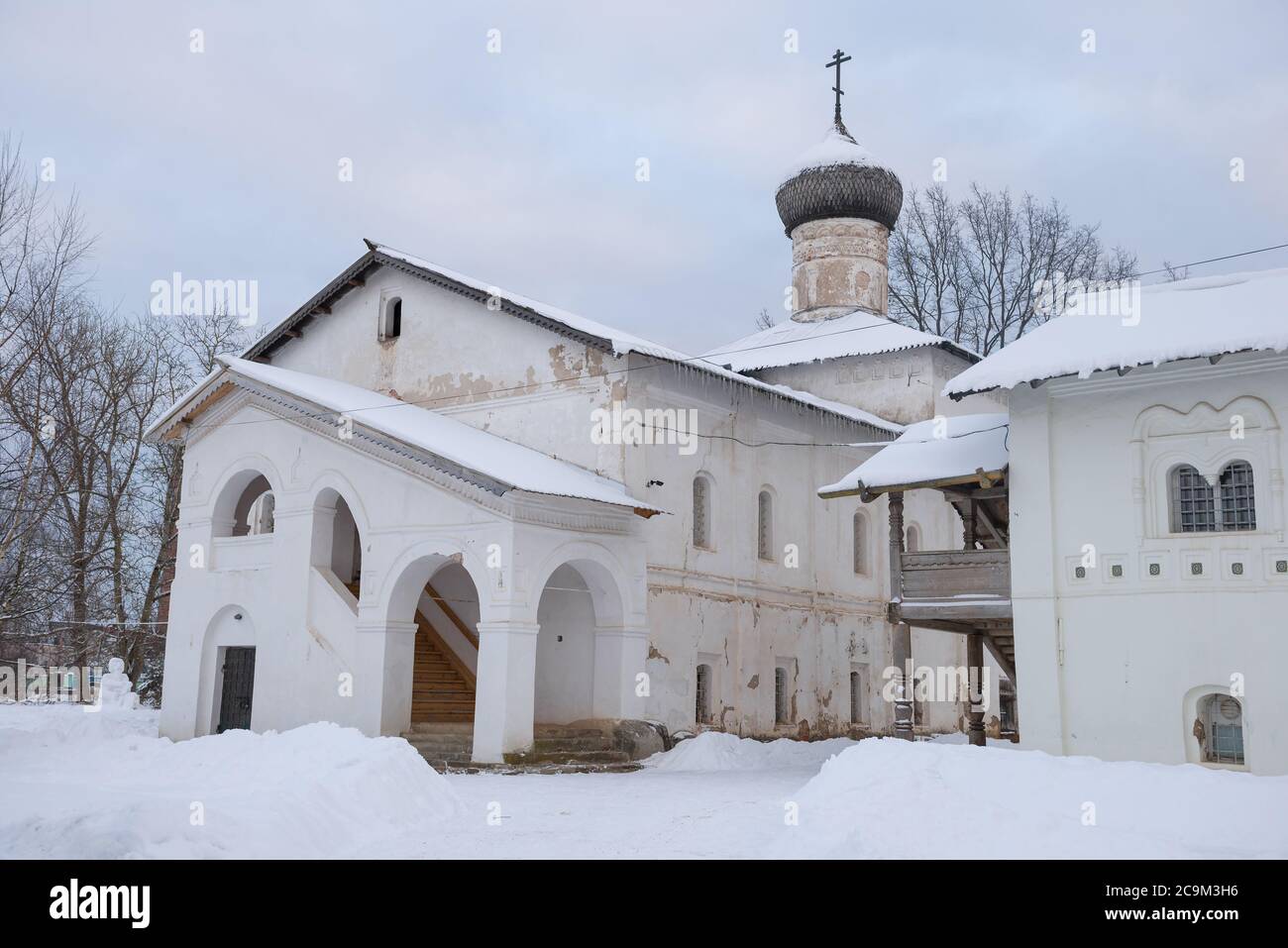 In der alten Kirche der Darstellung des Herrn im Kloster der Verklärung an einem Januartag. Staraya Russa, Russland Stockfoto