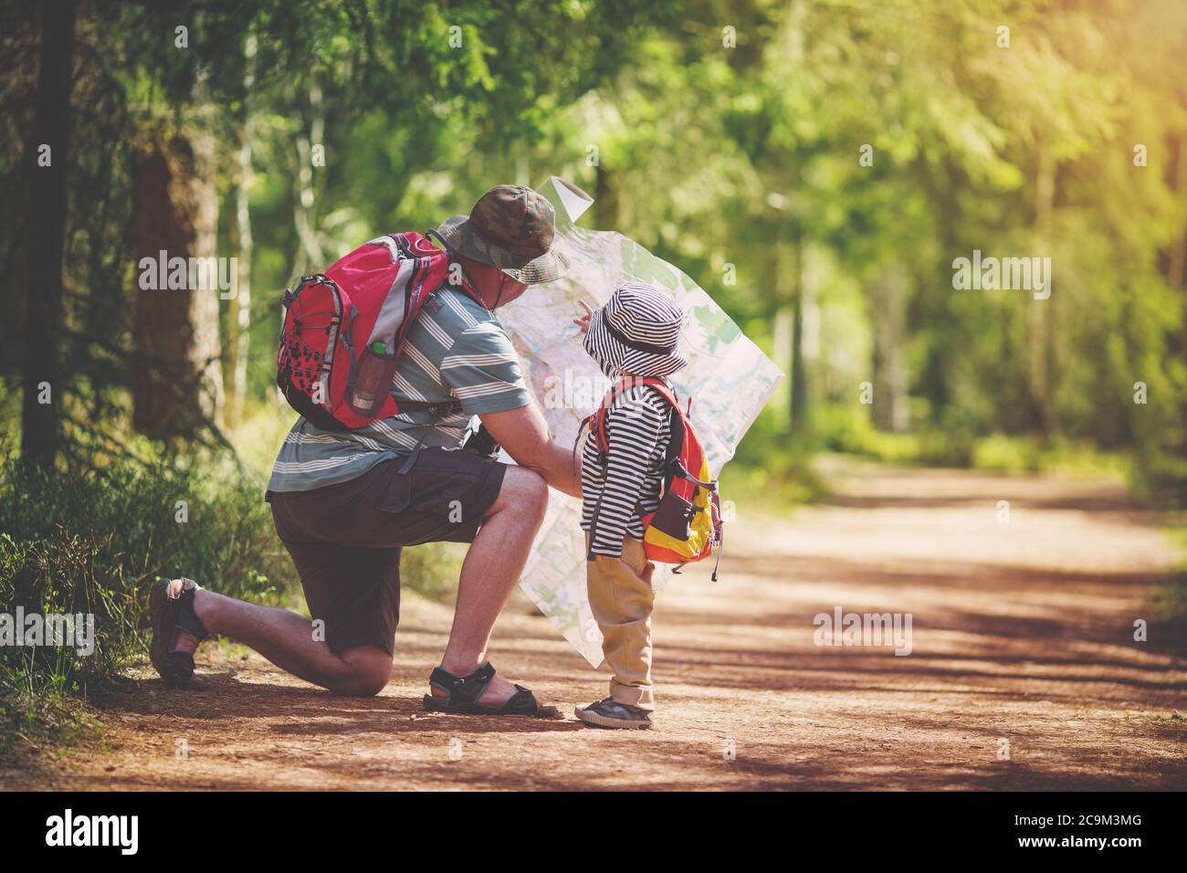 Vater und Sohn gehen, Camping mit Zelt in der Natur Stockfoto