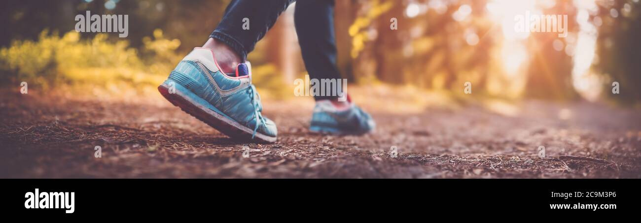 Junge Frau wandern und gehen Camping in der Natur Stockfoto