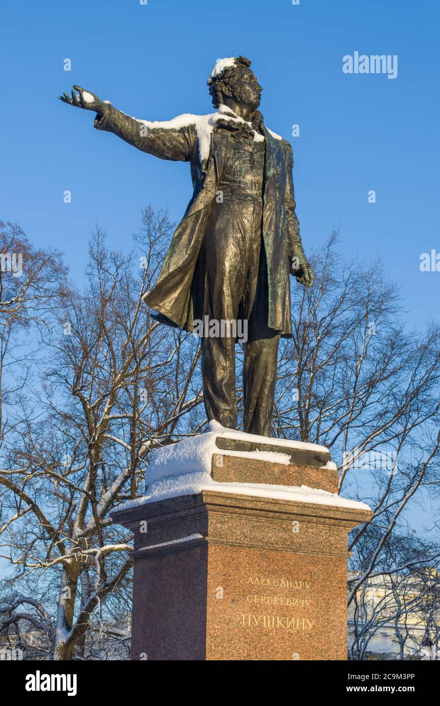 ST. PETERSBURG, RUSSLAND - 02. DEZEMBER 2019: Denkmal des russischen Dichters Alexander Sergejewitsch Puschkin an einem sonnigen Dezembertag aus nächster Nähe Stockfoto