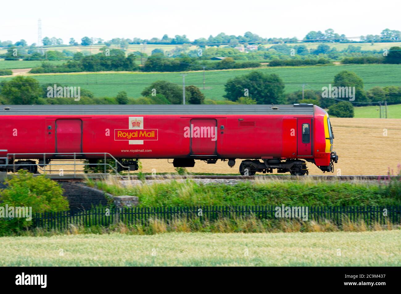 Royal Mail elektrische Mehreinheit Zug auf der West Coast Main Line, Northamptonshire, Großbritannien Stockfoto