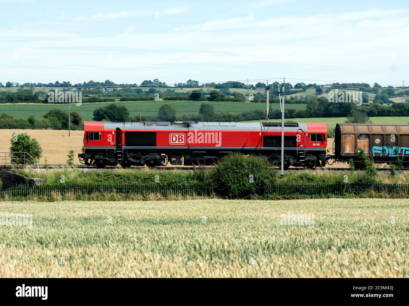 DB Class 66 Diesel Lok No. 66135 zieht einen Cargowagon Zug auf der West Coast Main Line, Northamptonshire, UK Stockfoto