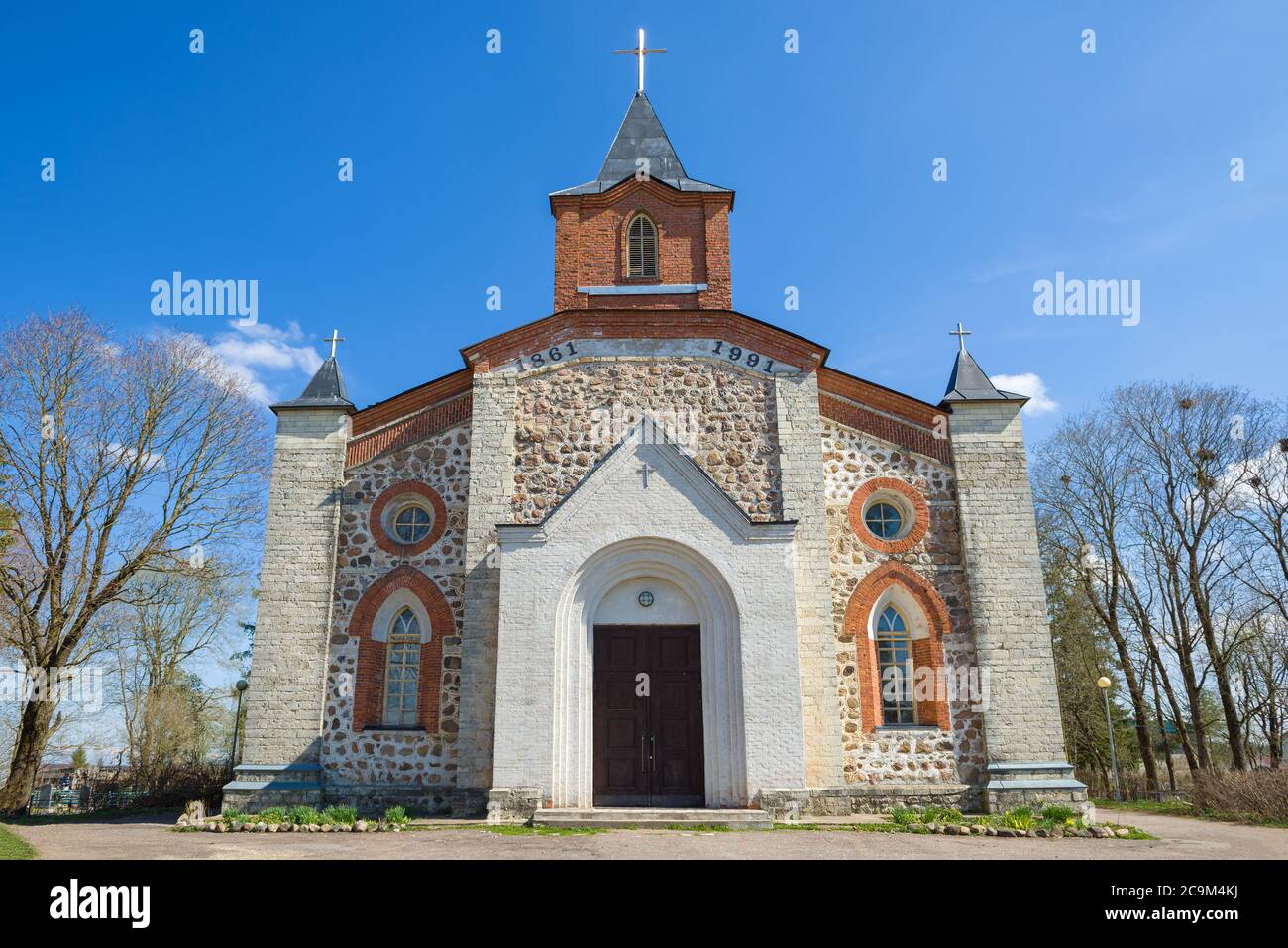 Die Fassade der alten Kirche St. John aus der Nähe an einem sonnigen Maitag. Gubanitsy, Region Leningrad. Russland Stockfoto