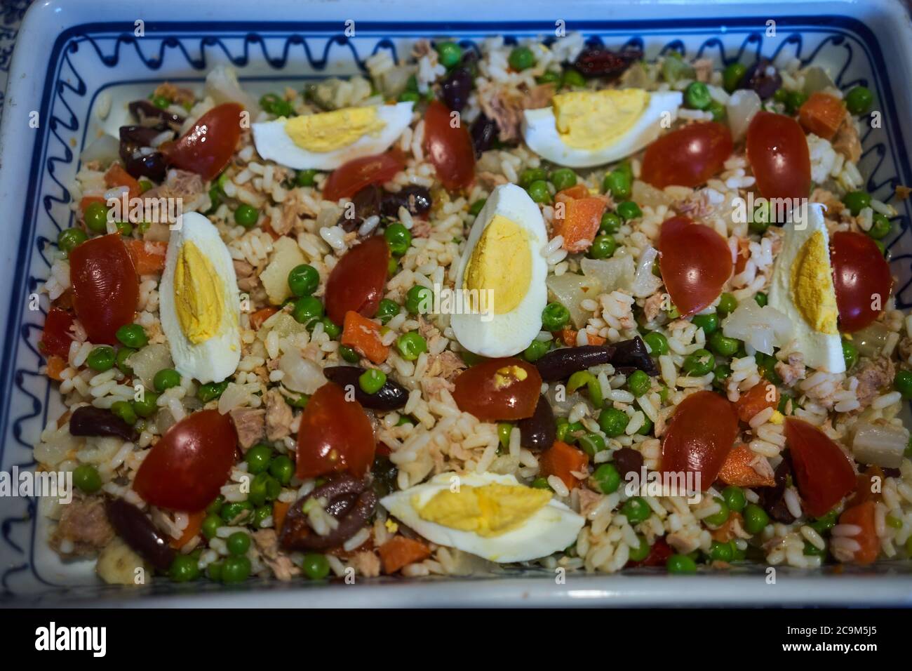 Teller gefüllt mit russischem Salat Stockfoto