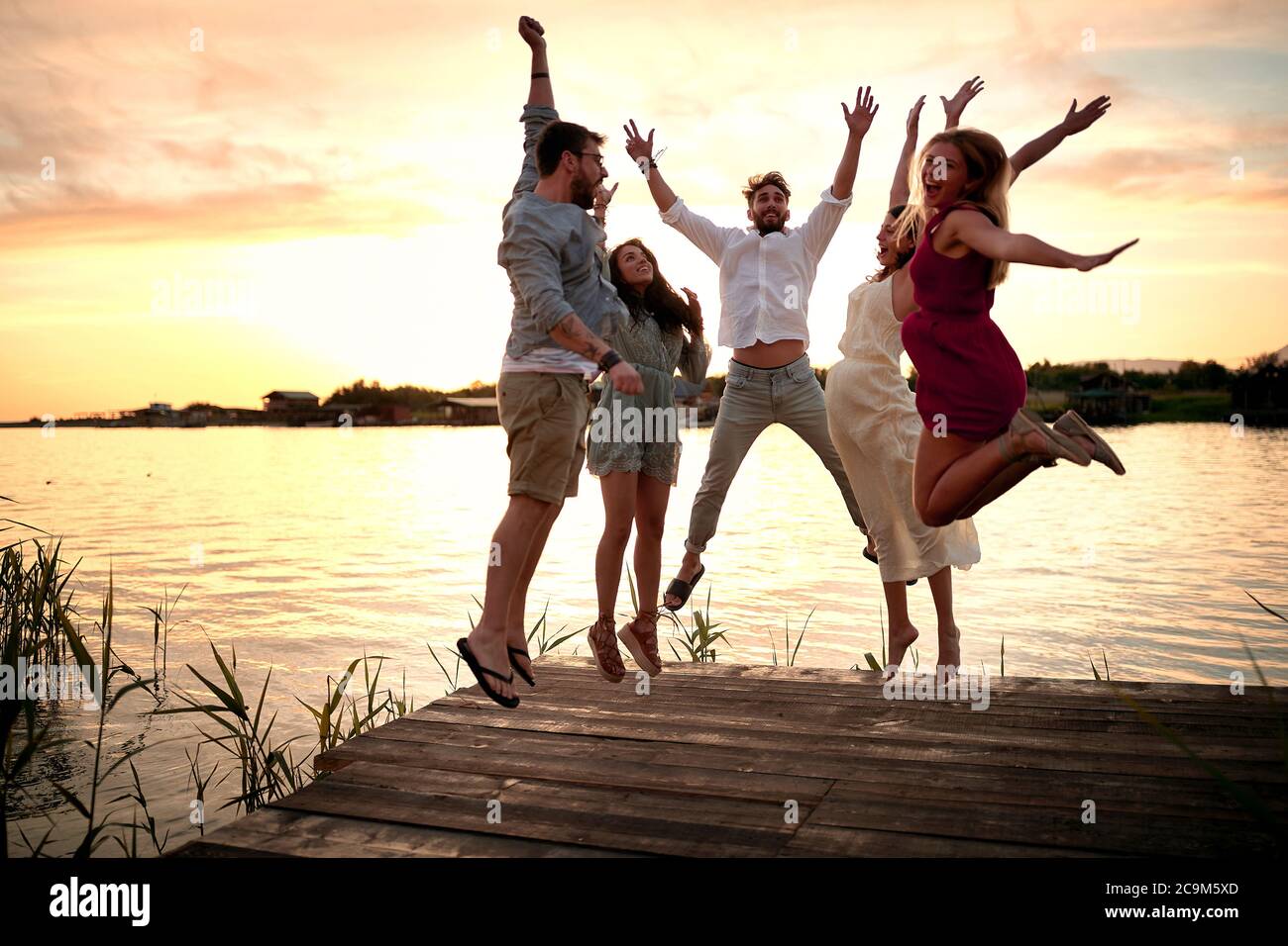 Freunde springen bei Party.Happy Menschen Spaß bei der Party. Stockfoto