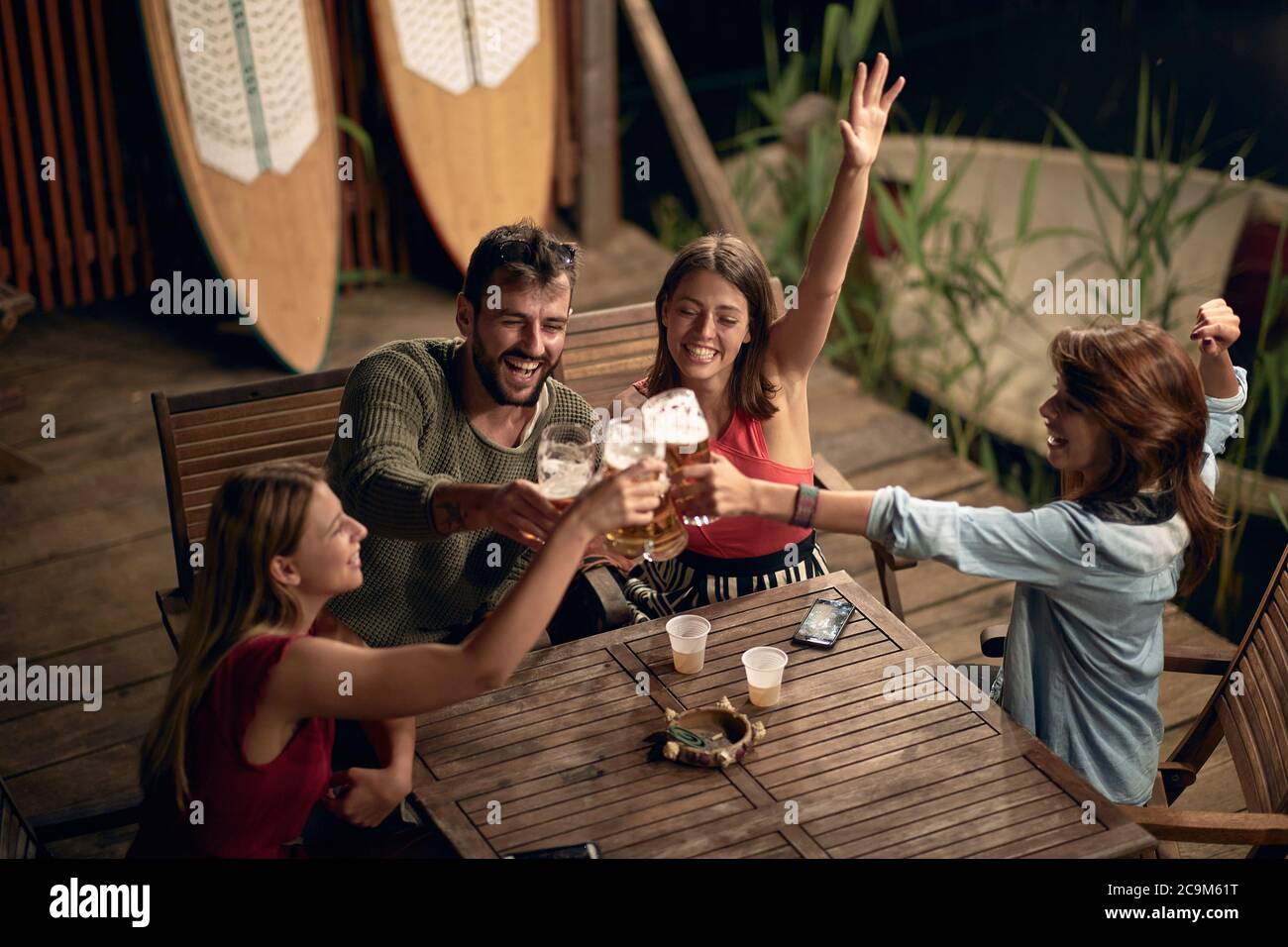Freunde genießen am Abend Spaß und trinkt Bier zusammen. Stockfoto
