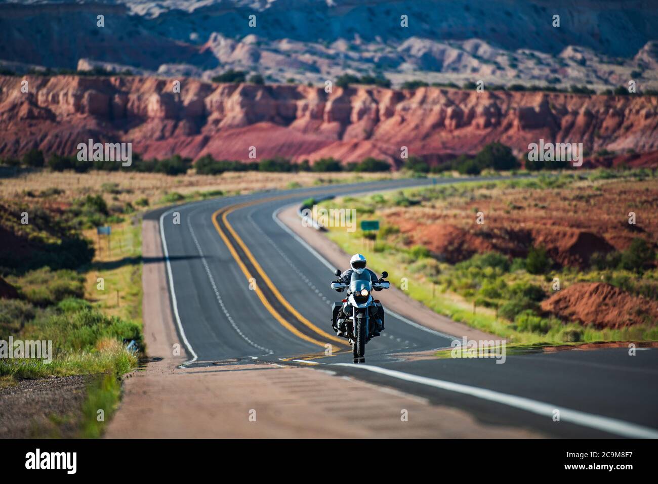 Motorradfahrer fahren auf dem Motorrad, Route 66, Arizona. Panoramabild  einer landschaftlich schönen Straße, USA. Natürliche amerikanische  Landschaft mit Asphaltstraße zum Horizont Stockfotografie - Alamy