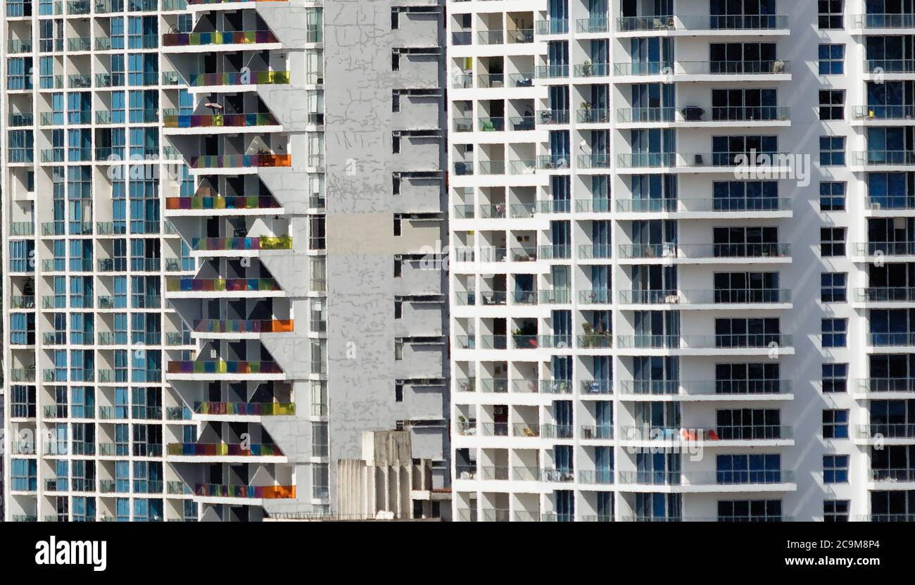Balkone von Wohnungen in Hochhäusern entlang der Küste, Panama City, Panama, Mittelamerika Stockfoto