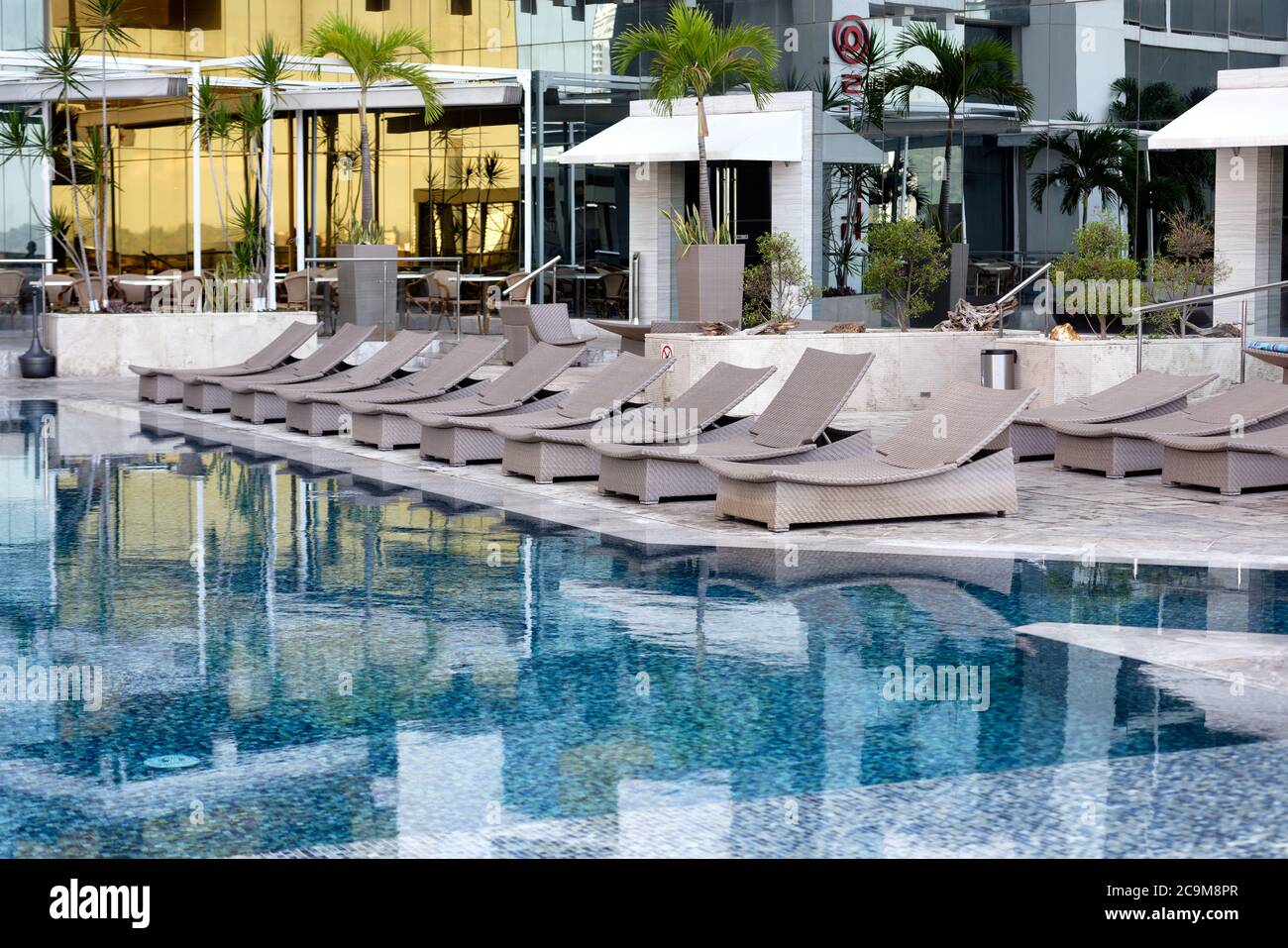 Sonnenliegen am Pool, Hilton Hotel, panama City, Panama, Mittelamerika Stockfoto