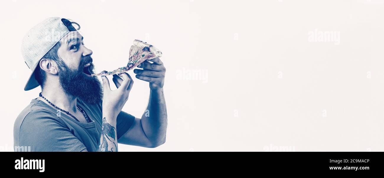 Mann, der Pizza isst und sich entspannt zum Mitnehmen ausruhen kann. Stockfoto