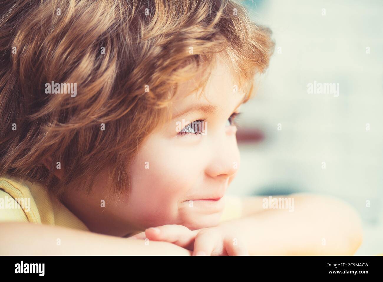Porträt von lächelndem Kind. Lustige und glückliche Zeit. Stockfoto