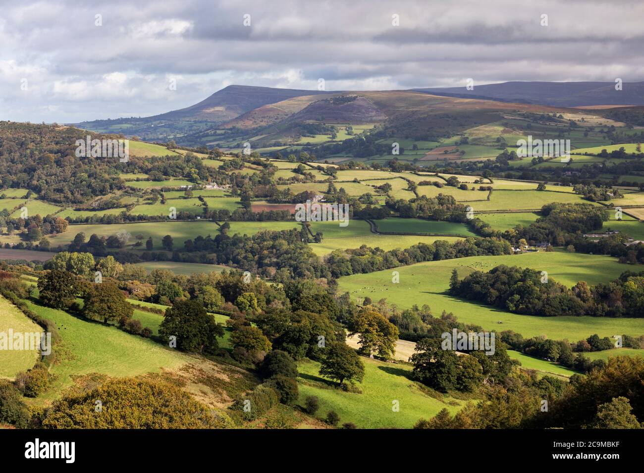 Blick vom Tor y Foel auf Llangors und Mynydd Llangorse Berg, Llangynidr, Brecon Beacons National Park, Powys, Wales, Vereinigtes Königreich, Europa Stockfoto