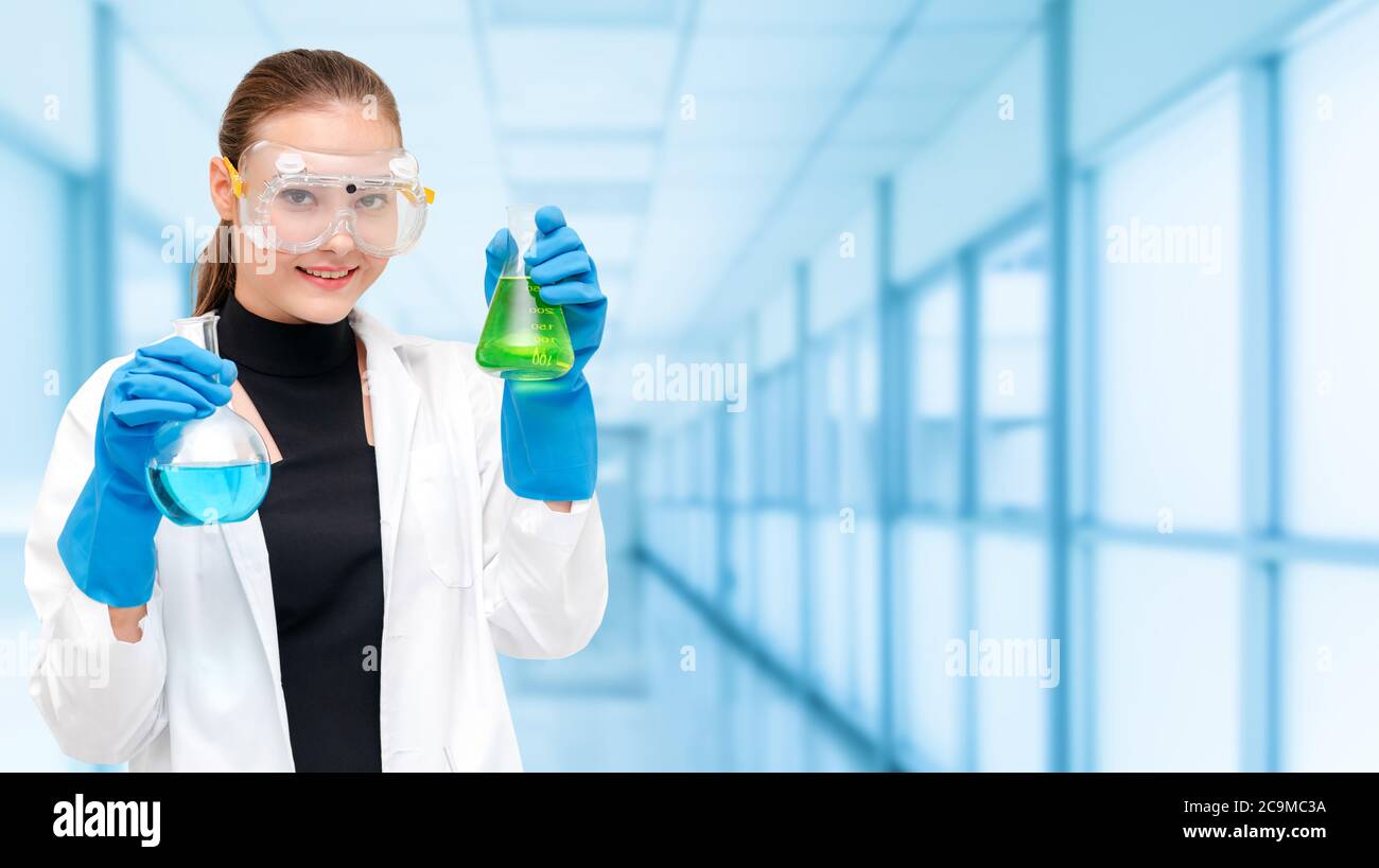 Wissenschaftler oder Chemiker hält Reagenzglas im Labor Stockfoto