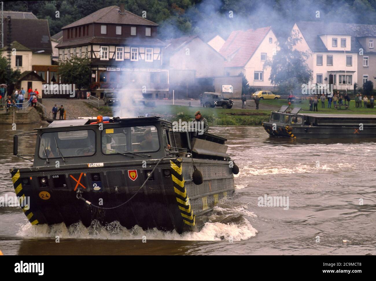 NATO-Übungen in Deutschland, Amphibienfahrzeuge der belgischen Armee über einen Fluss (September 1986) Stockfoto