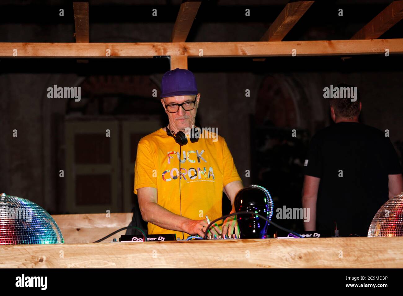 Loveparade Gründer DR. MOTTE mit einem exklusiven Lounge Set am Berzdorfer See - Sommer Biergarten , Deutsch-Ossig / Görlitz am 31.7.2020 Stockfoto