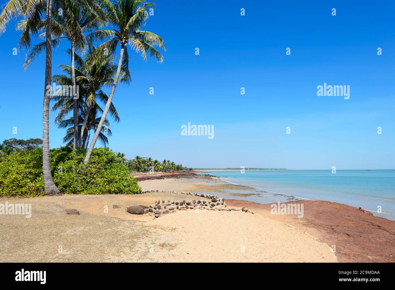 Blick auf den landschaftlich reizvollen, von Palmen gesäumten Dundee Beach in der Nähe von Darwin, Northern Territory, NT, Australien Stockfoto