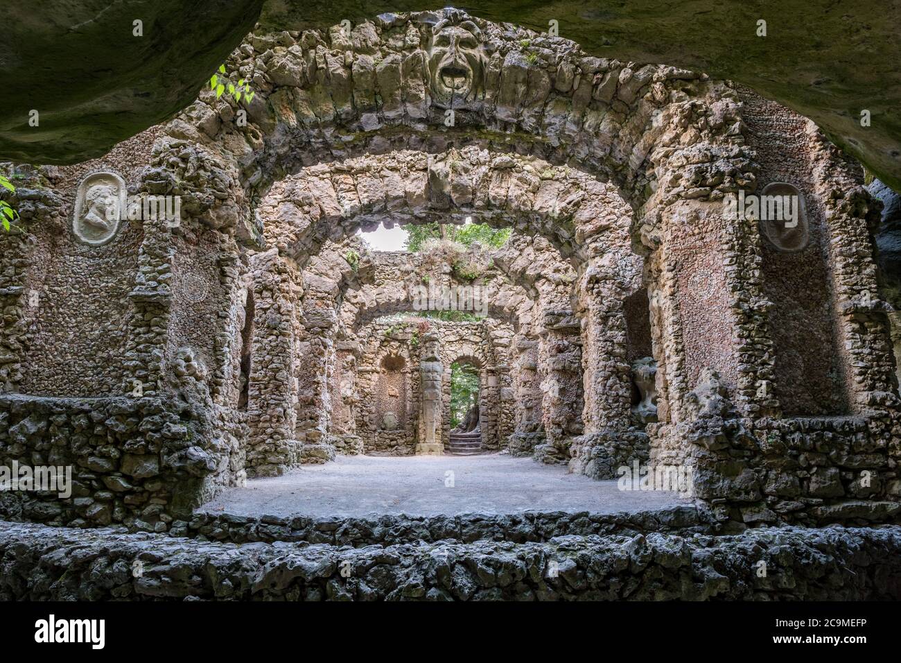 Steingewölbe im Steingarten der Fränkischen Schweiz Stockfoto