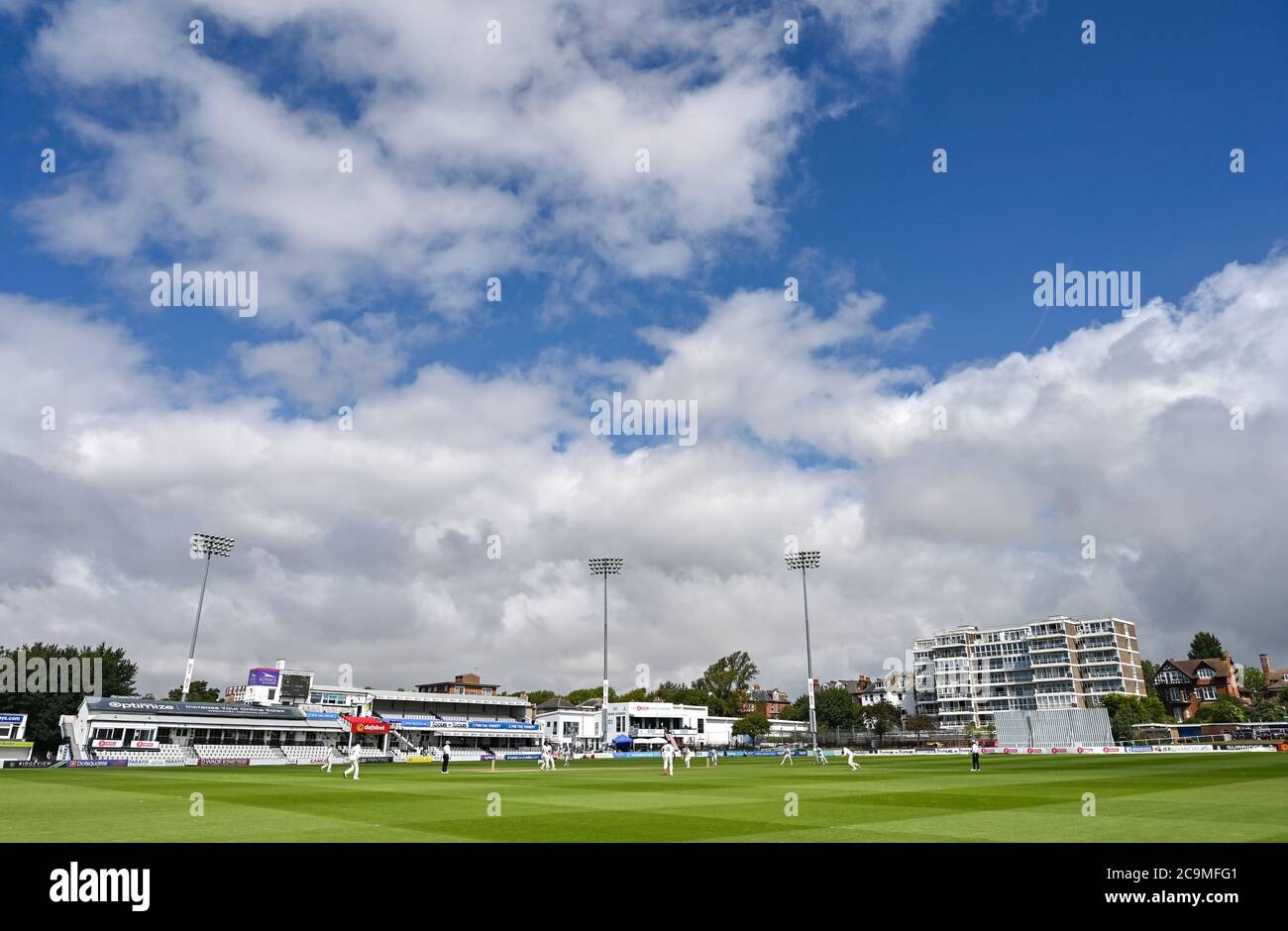 Brighton UK 1. August 2020 - das Spiel beginnt am Tag eines der Cricket-Spiele zwischen Sussex und Hampshire in der Bob Willis Trophy, die hinter verschlossenen Türen stattfindet, ohne dass Fans am 1. Central County Ground in Hove teilnehmen: Kredit Simon Dack / Alamy Live Nachrichten Stockfoto