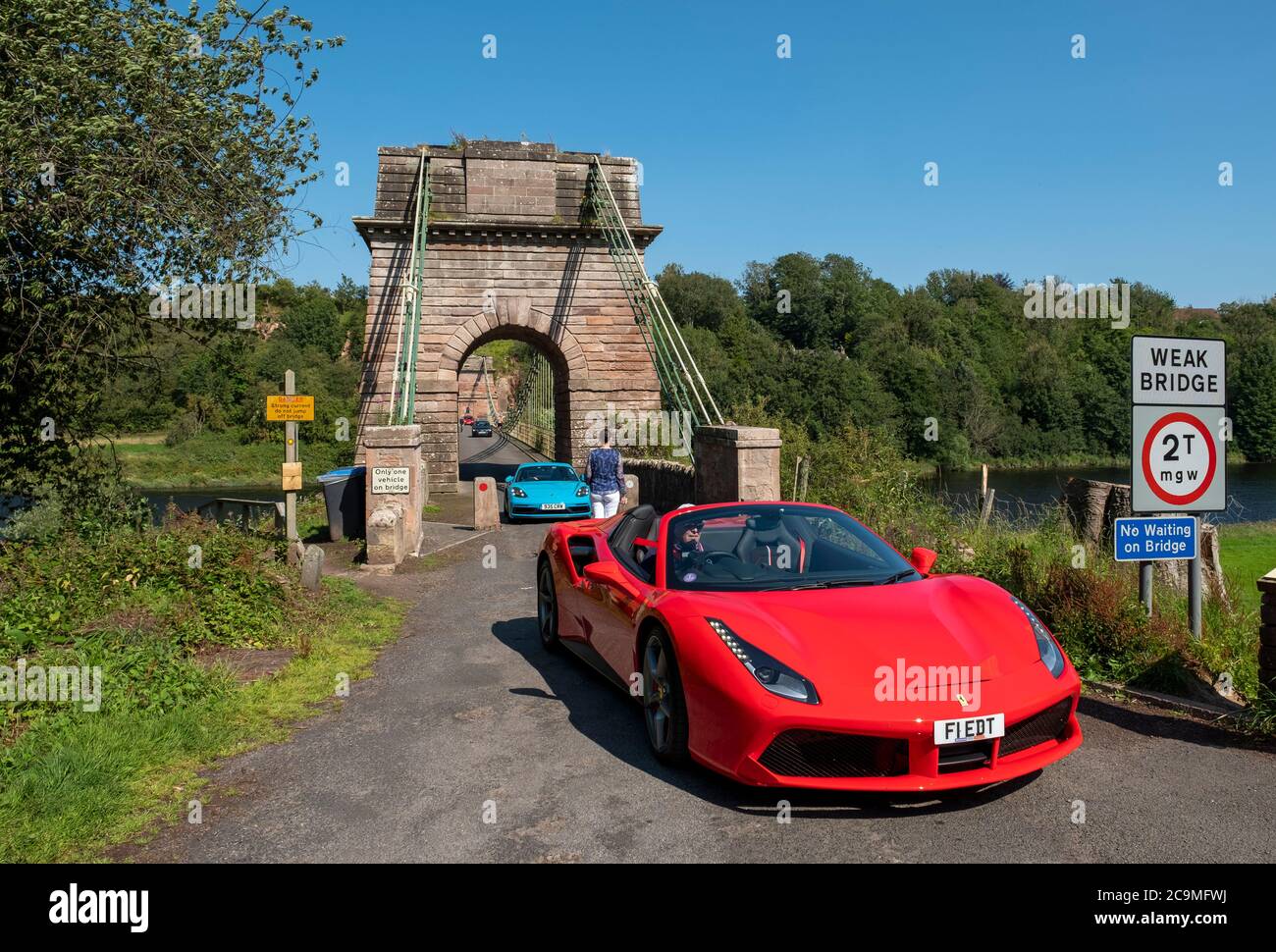 Ferrari Auto überquert die Union Bridge, die den Fluss Tweed zwischen Horncliffe, Northumberland, England und Fishwick, Scottish Borders, Schottland überspannt. Stockfoto