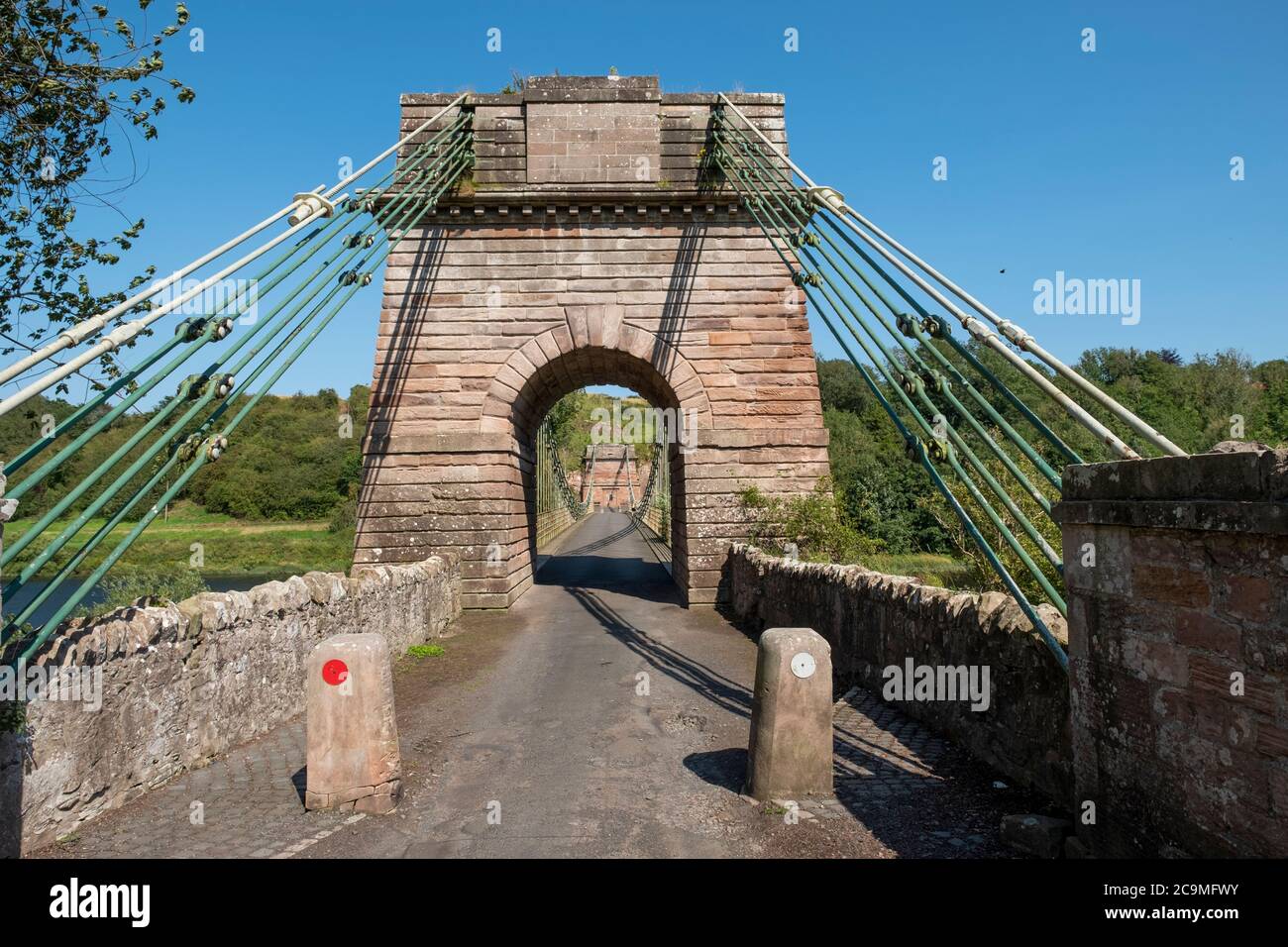 Die Union Suspension Bridge, die den Fluss Tweed zwischen Horncliffe, Northumberland, England und Fishwick, Scottish Borders, Schottland überspannt. Stockfoto