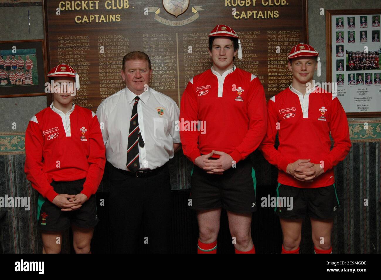 Ein junger Leigh Halfpenny und Dan Biggar in ihrem Heim-Rugby-Club, Gorseinon RFC, nachdem sie am 25. April 2005 zusammen mit anderen Clubmitgliedern Jamie Richards mit ihren Wales U16-Kappen überreicht wurden. Stockfoto