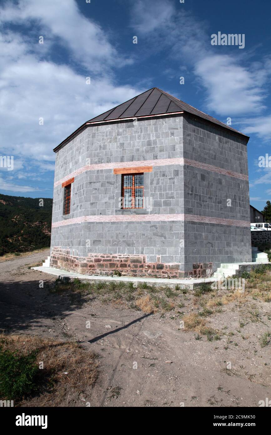 Yagibasan Grab befindet sich im Schloss Niksar. Das Mausoleum wurde im 12. Jahrhundert erbaut. Tokat, Türkei. Stockfoto