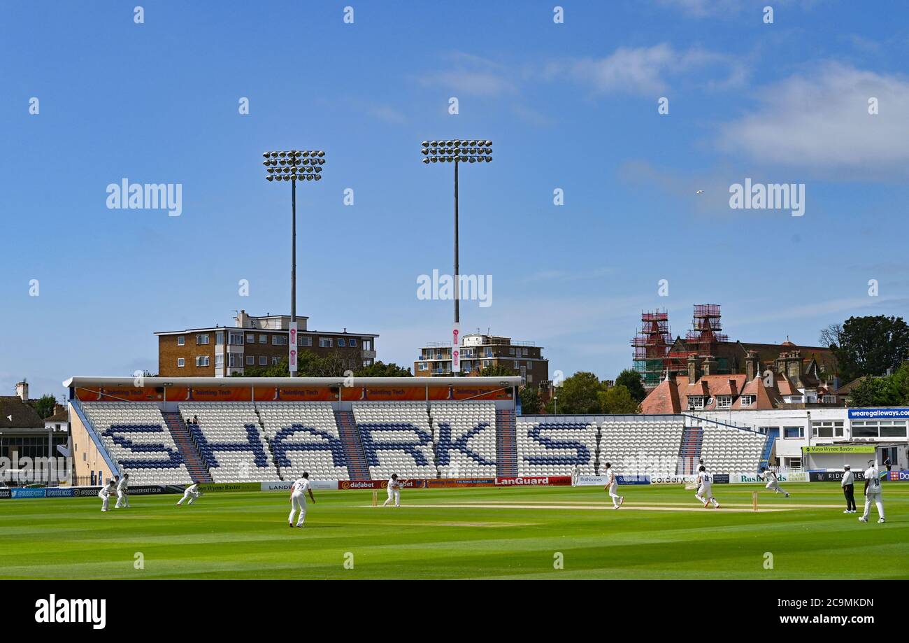 Brighton UK 1. August 2020 - das Spiel beginnt am Tag eines der Cricket-Spiele zwischen Sussex und Hampshire in der Bob Willis Trophy, die hinter verschlossenen Türen stattfindet, ohne dass Fans am 1. Central County Ground in Hove teilnehmen: Kredit Simon Dack / Alamy Live Nachrichten Stockfoto