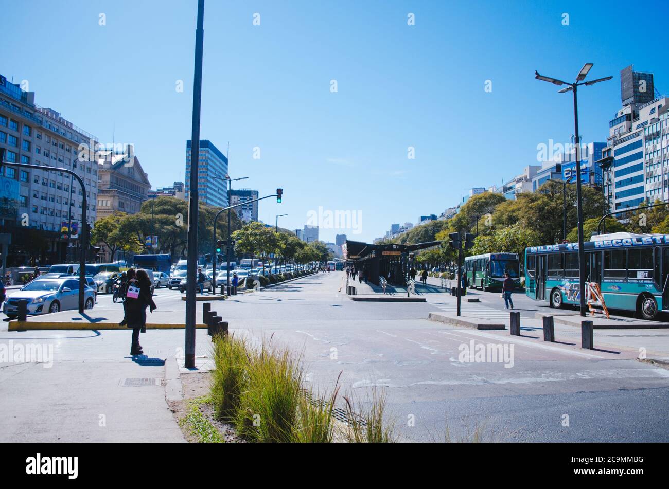 Buenos Aires, Argentinien - 4. September 2018: Relativ leere Bushaltestellen und Stau in der Hauptstraße der argentinischen Hauptstadt. Stockfoto