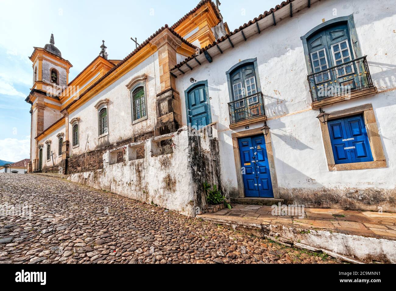 Sao Francisco de Assis Kirche gesehen vom Travesia Sao Francisco de Assis, Praça Minas Gerais, Mariana, Minas Gerais, Brasilien Stockfoto