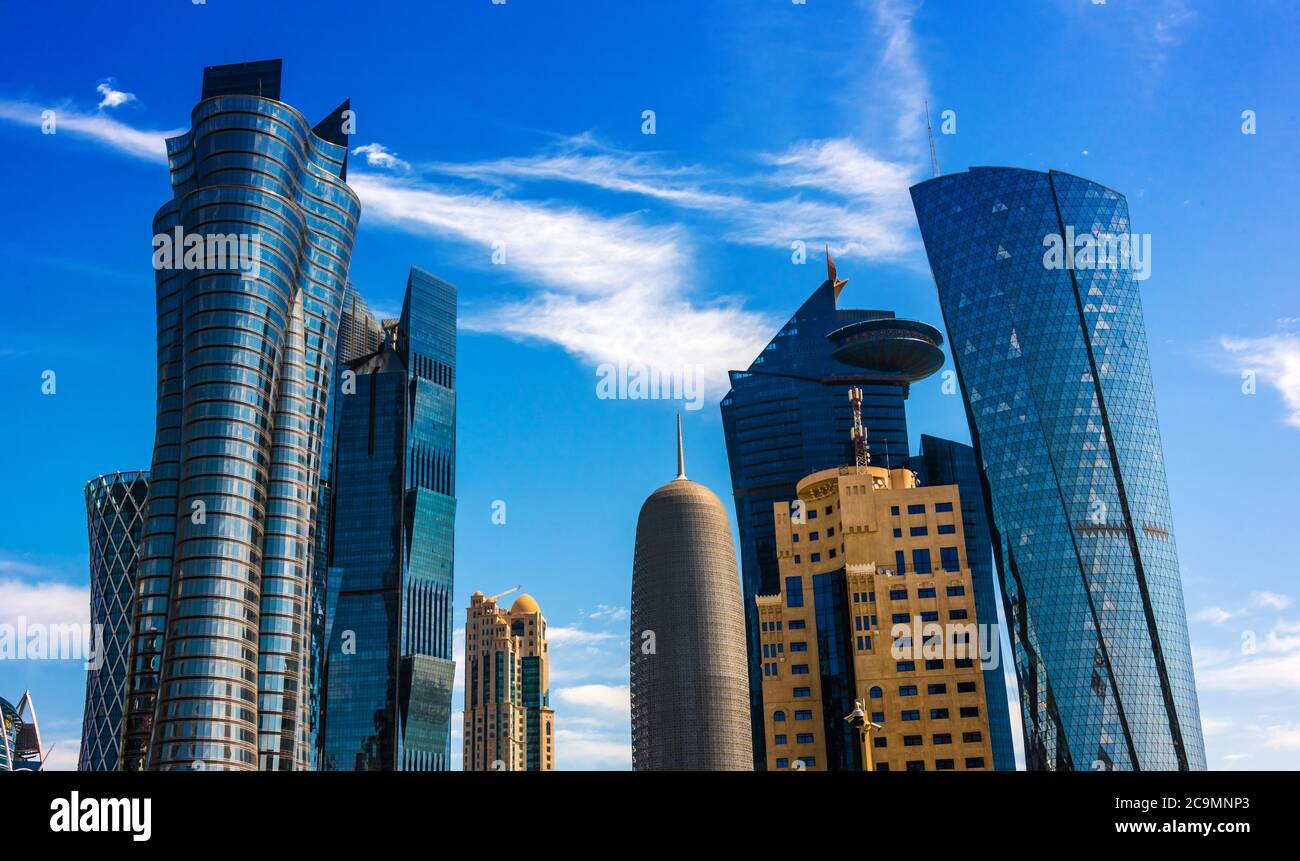 DOHA, KATAR - 25. FEB 2020: Moderne Geschäftsarchitektur der Innenstadt von Doha, Katar Stockfoto