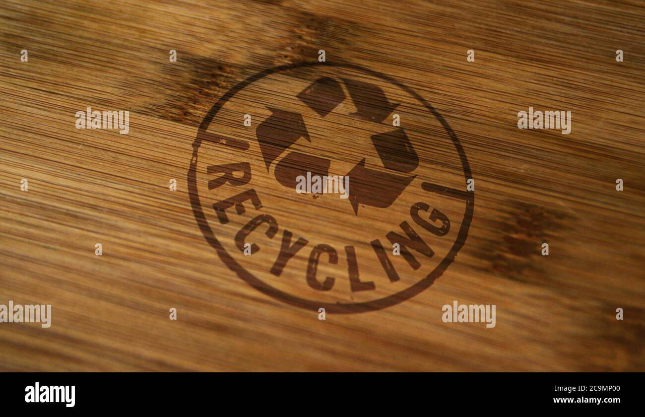 Recyclingstempel auf Holzkiste aufgedruckt. Recycling-Symbol, Pfeile, wiederverwertbare Materialien, Umweltschutz und erdsicheres Konzept. Stockfoto