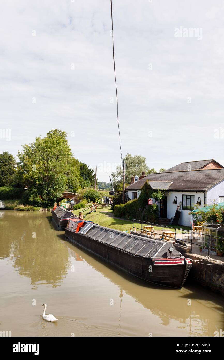 Rugby, Warwickshire, UK - 30/07/20: Kommerzielles Schmalboot Badsey, mit seinem butty-Boot Angel, vertäut an Hillmorton Locks auf dem Oxford-Kanal. Stockfoto