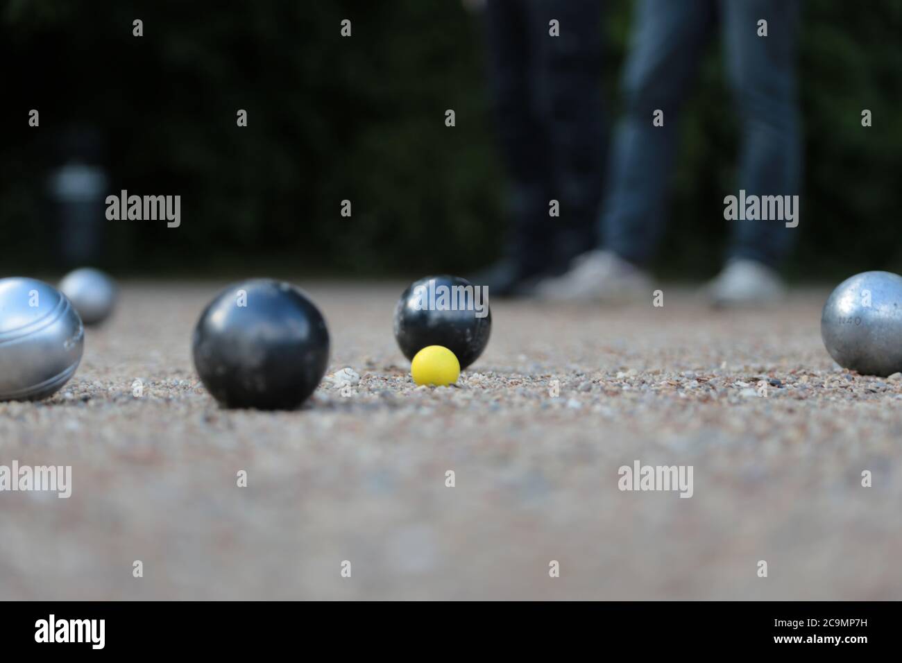 Boule und kleiner gelber Bube auf dem Boule-Feld, Stockfoto