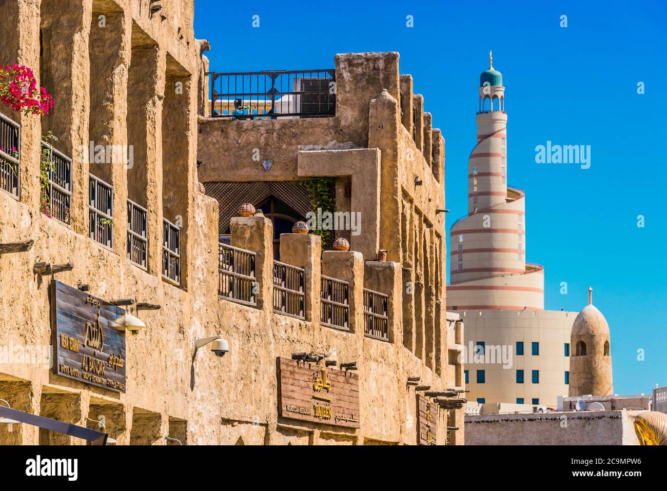 DOHA, KATAR - 27. FEB 2020: Traditionelle Architektur von Souq Waqif, beliebtes Touristenziel in Doha, Katar Stockfoto