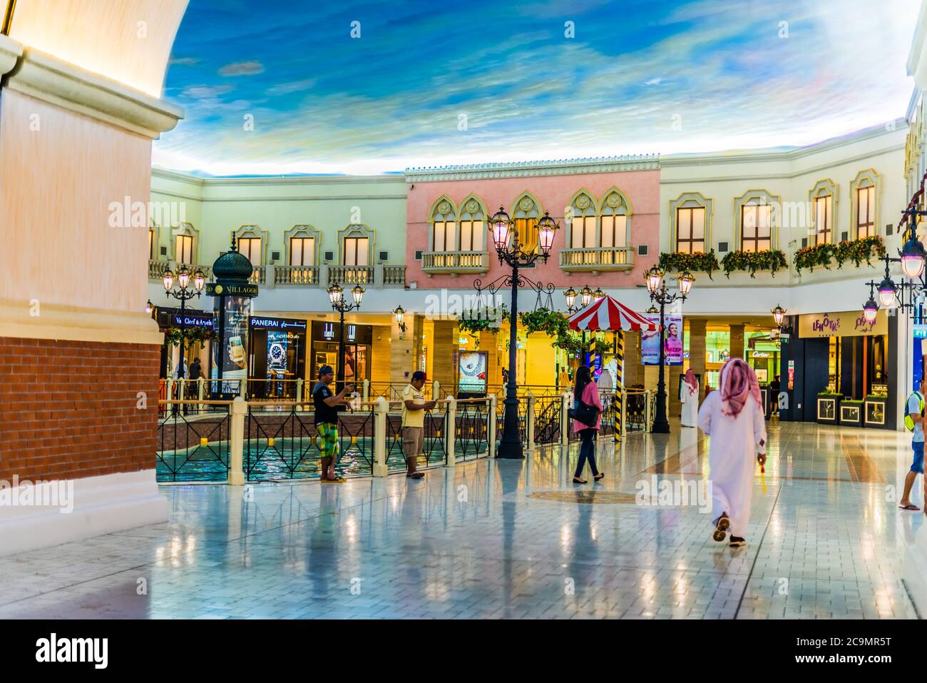 DOHA, KATAR - 26. FEB 2020: Das Innere der Villaggio Mall, einem Einkaufszentrum in der Aspire Zone im westlichen Ende von Doha, Katar Stockfoto