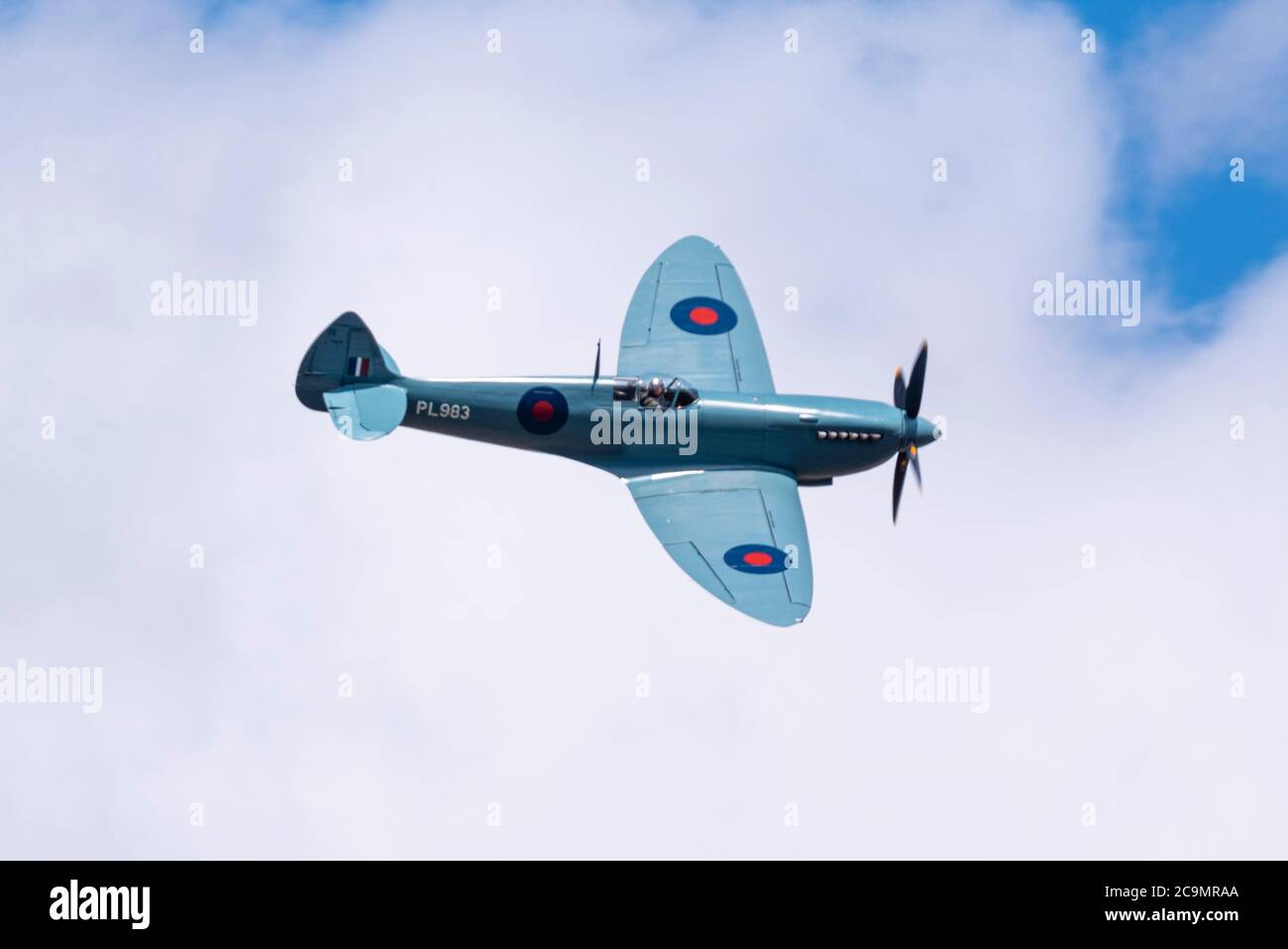 Southend University Hospital, Southend on Sea, Essex, Großbritannien. August 2020. Die Aircraft Restoration Company mit Sitz auf dem Flugplatz Duxford in Cambridgeshire hat "THANK U NHS" auf der Unterseite ihrer blauen Spitfire aus dem Zweiten Weltkrieg zu Ehren der Arbeit während der COVID-19 Coronavirus-Pandemie des National Health Service gemalt. Heute ist die Spitfire von Duxford aus über das Krankenhaus in Southend geflogen, bevor sie in die Krankenhäuser in Kent aufbricht. Einige Mitarbeiter in Southend sind durch den Virus verloren gegangen Stockfoto