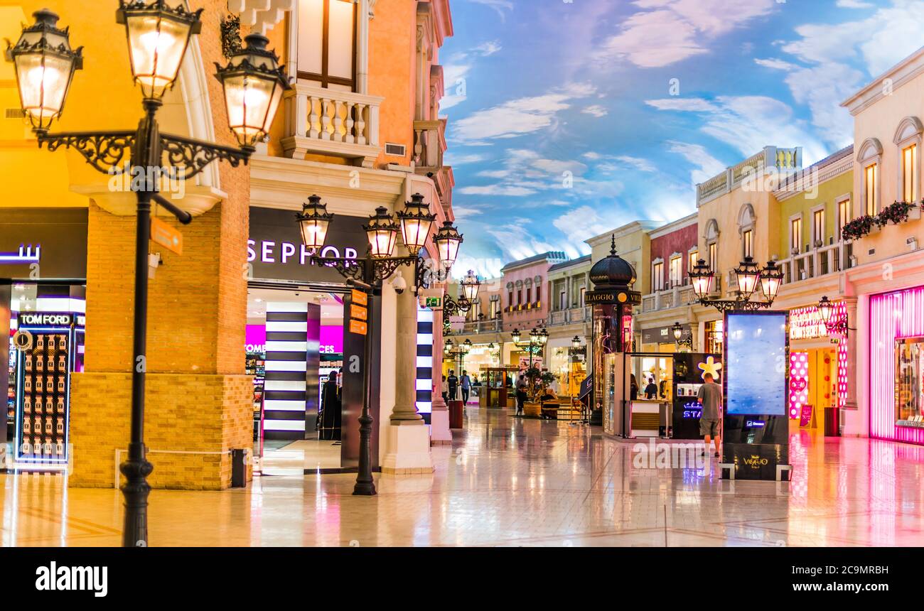 DOHA, KATAR - 26. FEB 2020: Das Innere der Villaggio Mall, einem Einkaufszentrum in der Aspire Zone im westlichen Ende von Doha, Katar Stockfoto