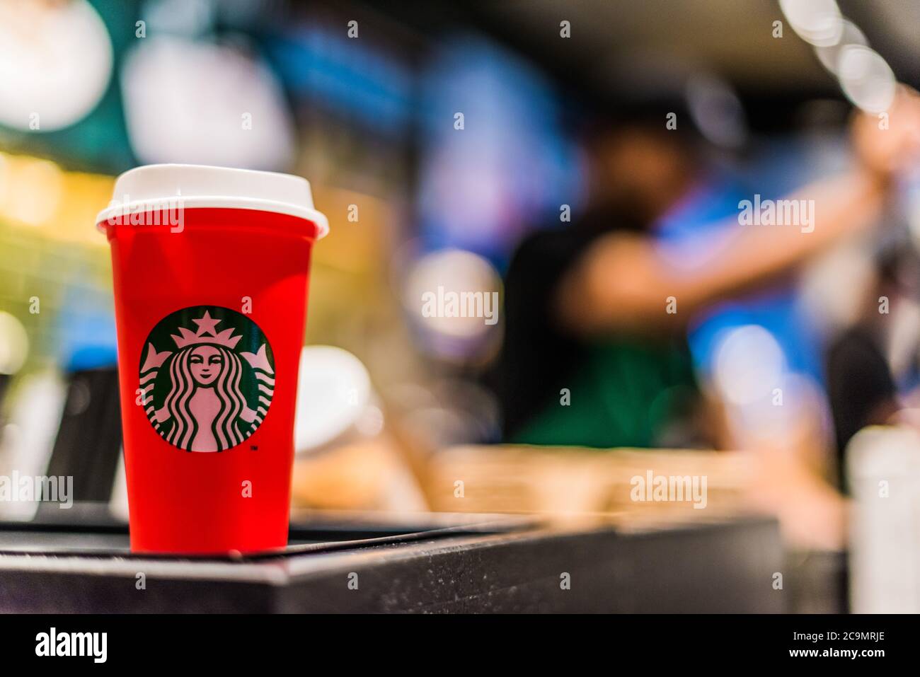 DOHA, KATAR - 28. FEB 2020: Eine Papiertasse Kaffee in Starbucks Coffee Shop am Hamad International Airport in Doha, Katar Stockfoto