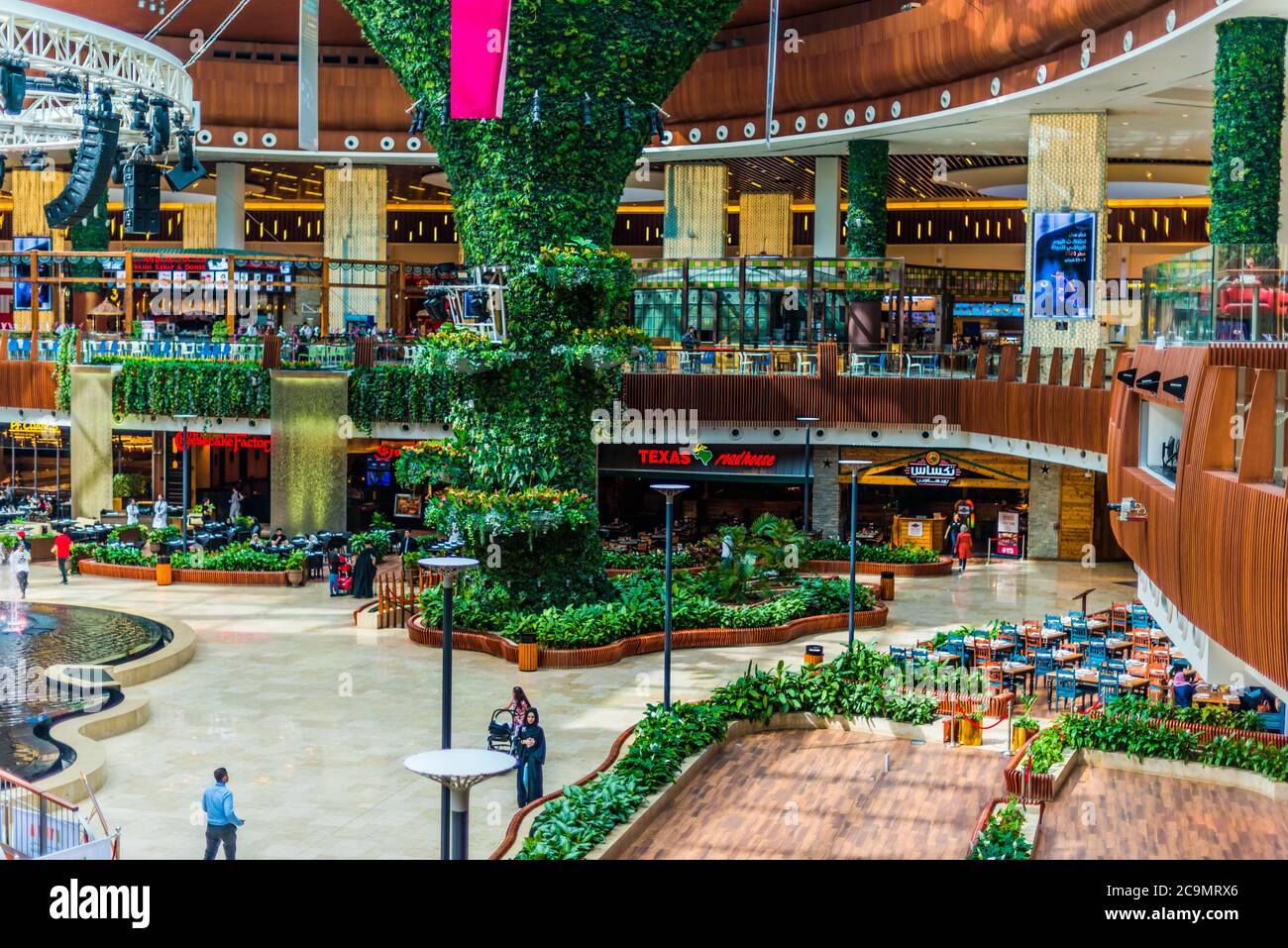 DOHA, KATAR - 25. FEB 2020: Innenansicht der Mall of Qatar, einem Einkaufszentrum in Rawdat Al Jahhaniya Bezirk von Al Rayyan, Doha, Katar Stockfoto