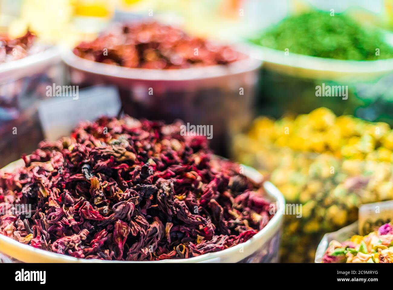 Verschiedene Gewürze und Kräuter auf dem arabischen Straßenmarkt. Souq Waqif in Doha, Katar. Stockfoto