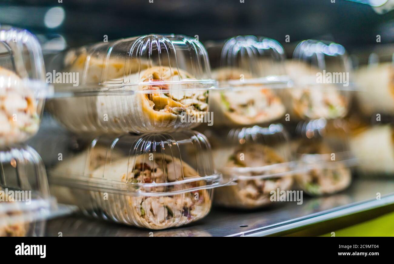 Vorgepackte Sandwiches in einem handelsüblichen Kühlschrank Stockfoto