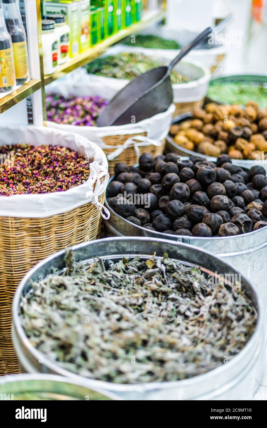 Verschiedene Gewürze und Kräuter auf dem arabischen Straßenmarkt. Souq Waqif in Doha, Katar. Stockfoto